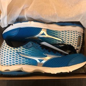 New never worn before mizuno running sneaking